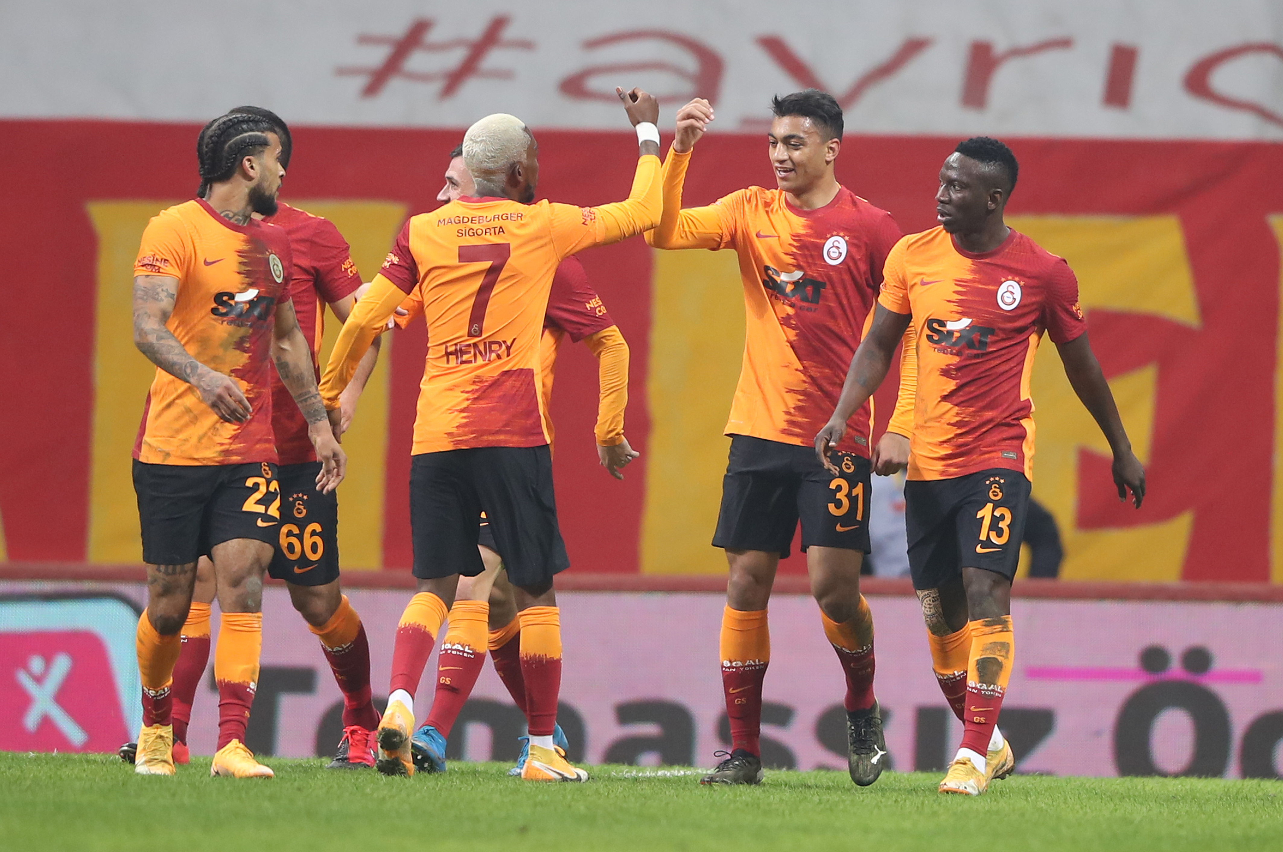 Galatasaray ilk yarıda bitirdi 2-0