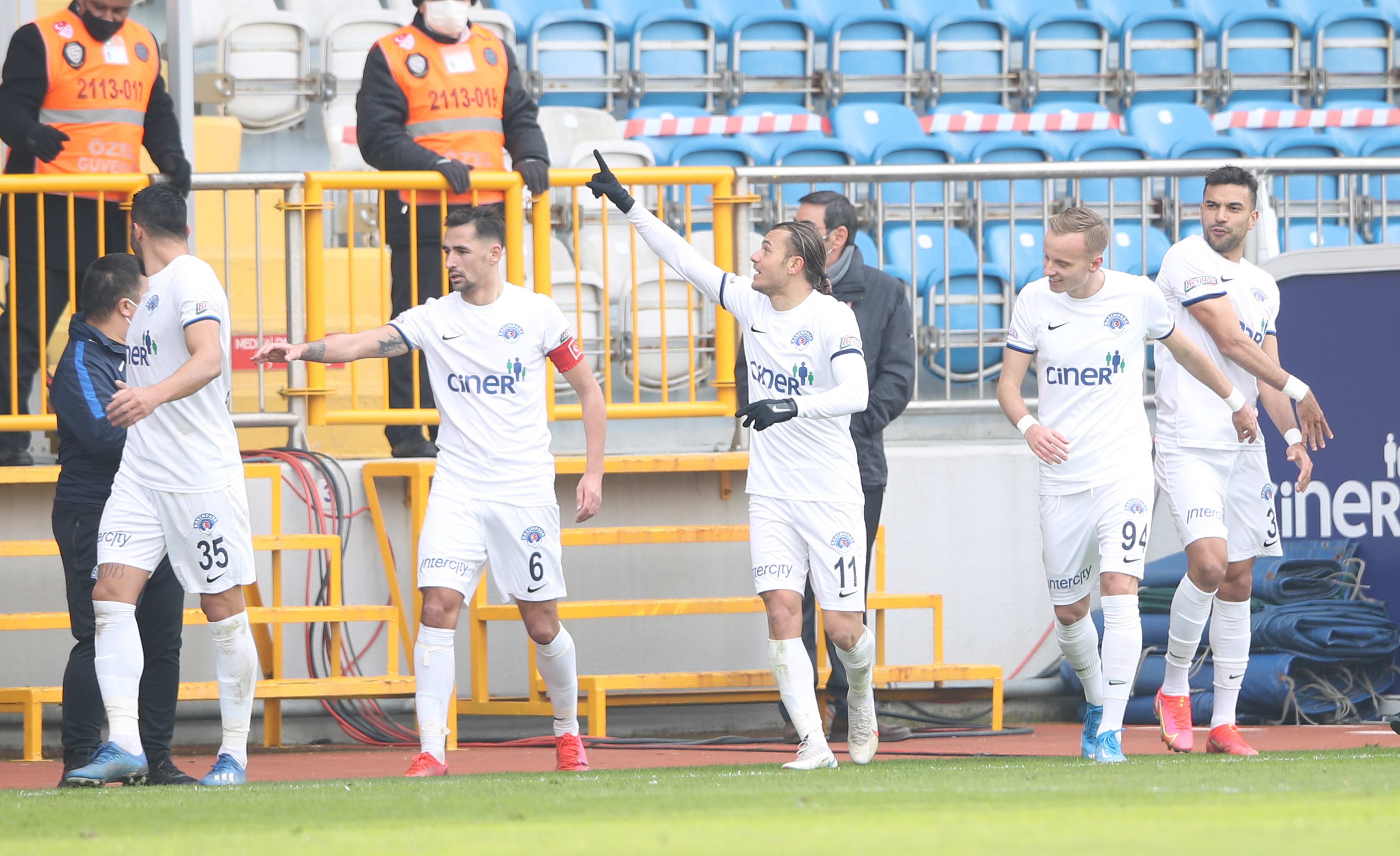 İstanbul derbisinde gülen Kasımpaşaspor oldu.  3-2