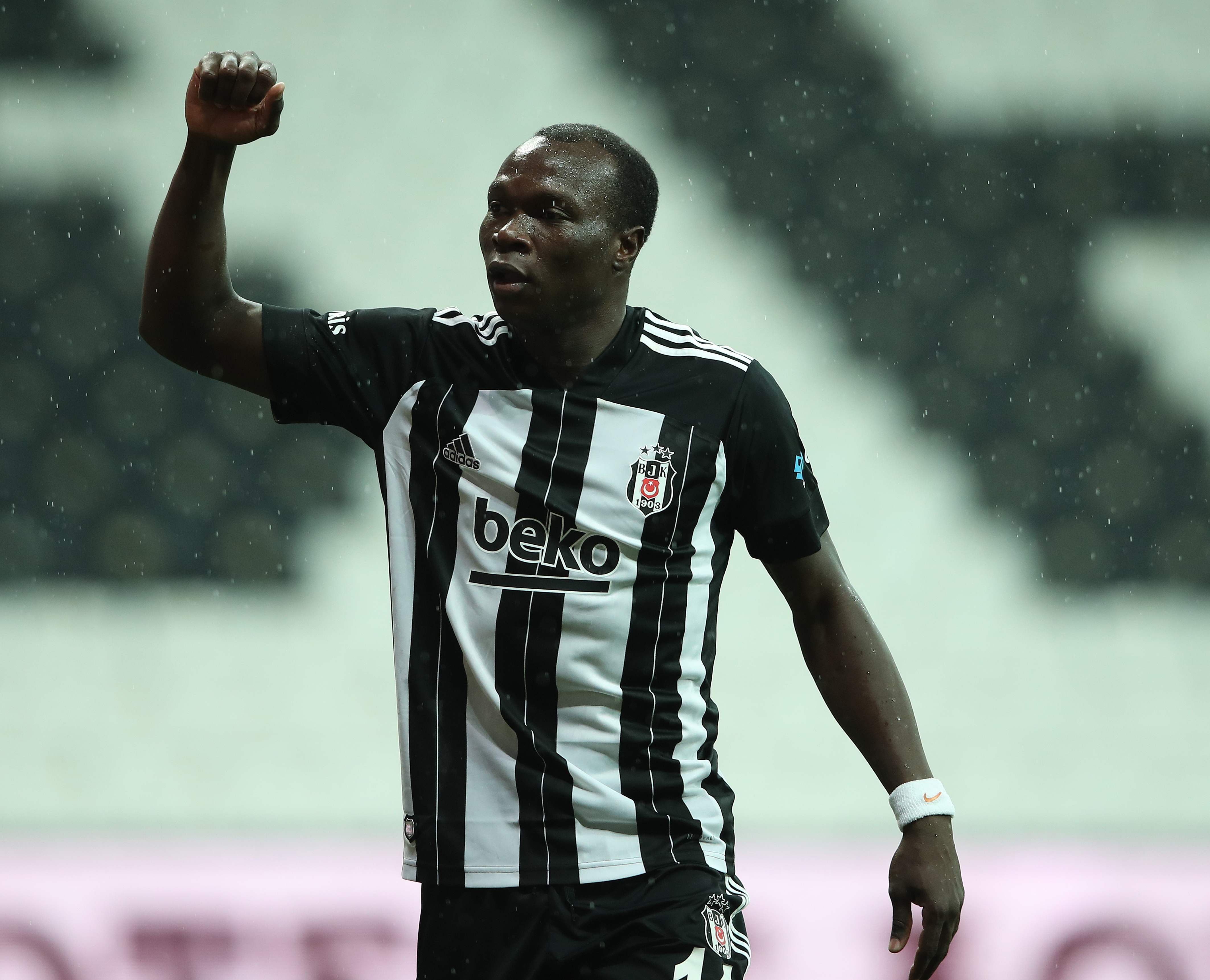 Aboubakar atıyor, Beşiktaş kazanıyor