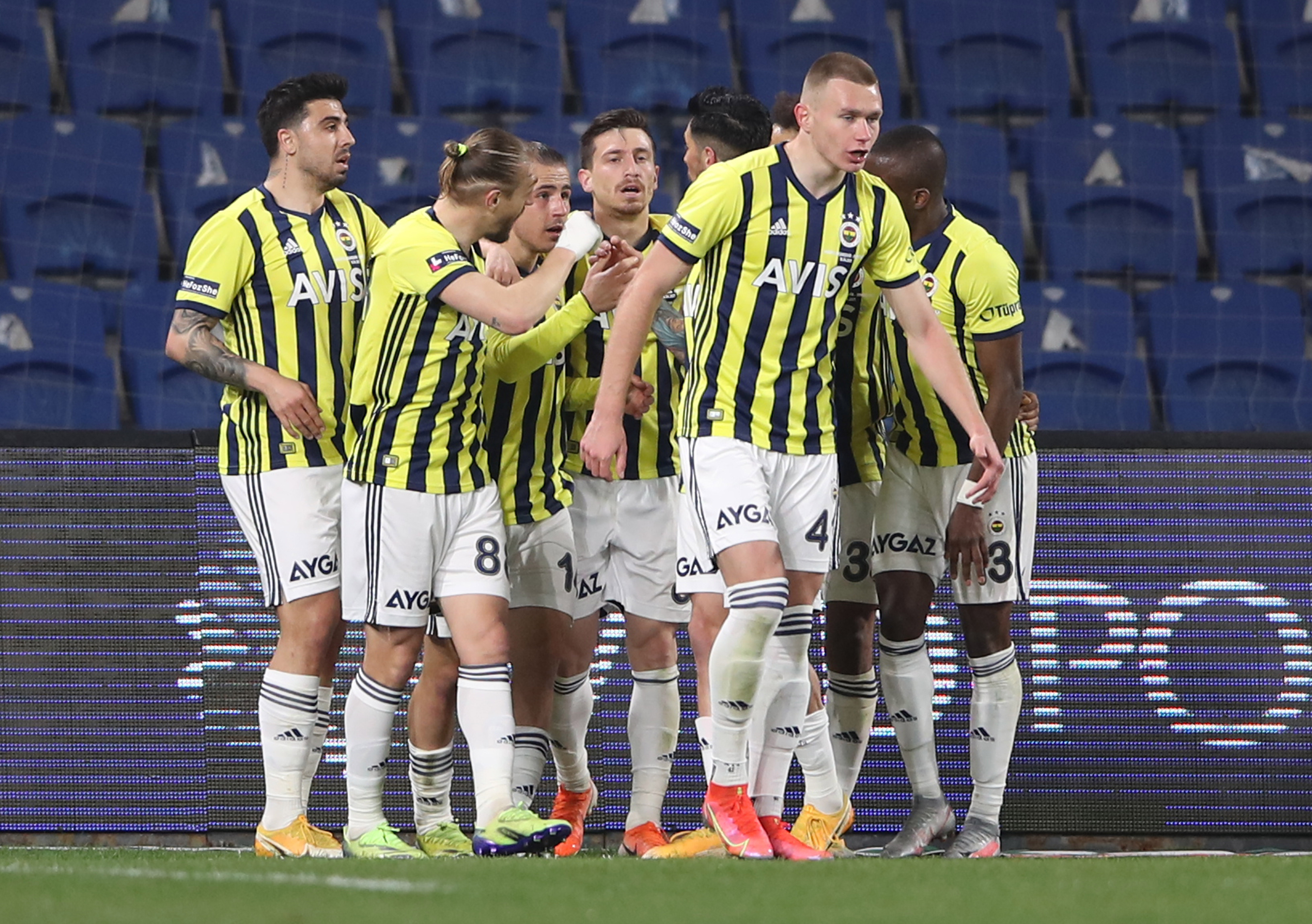 Fenerbahçe , liderin ensesinde 2-1