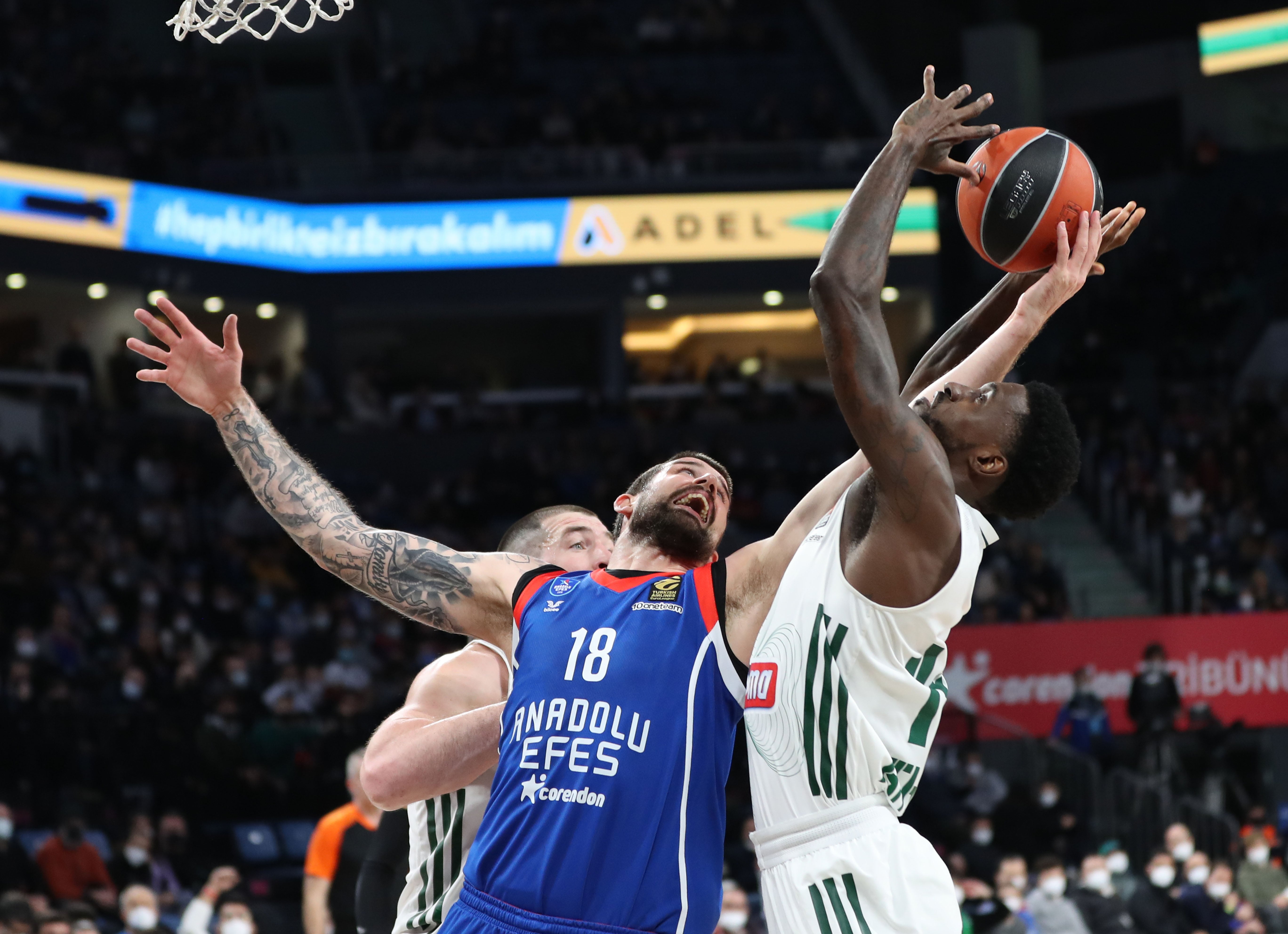 Anadolu Efes son üçlükle 82-81