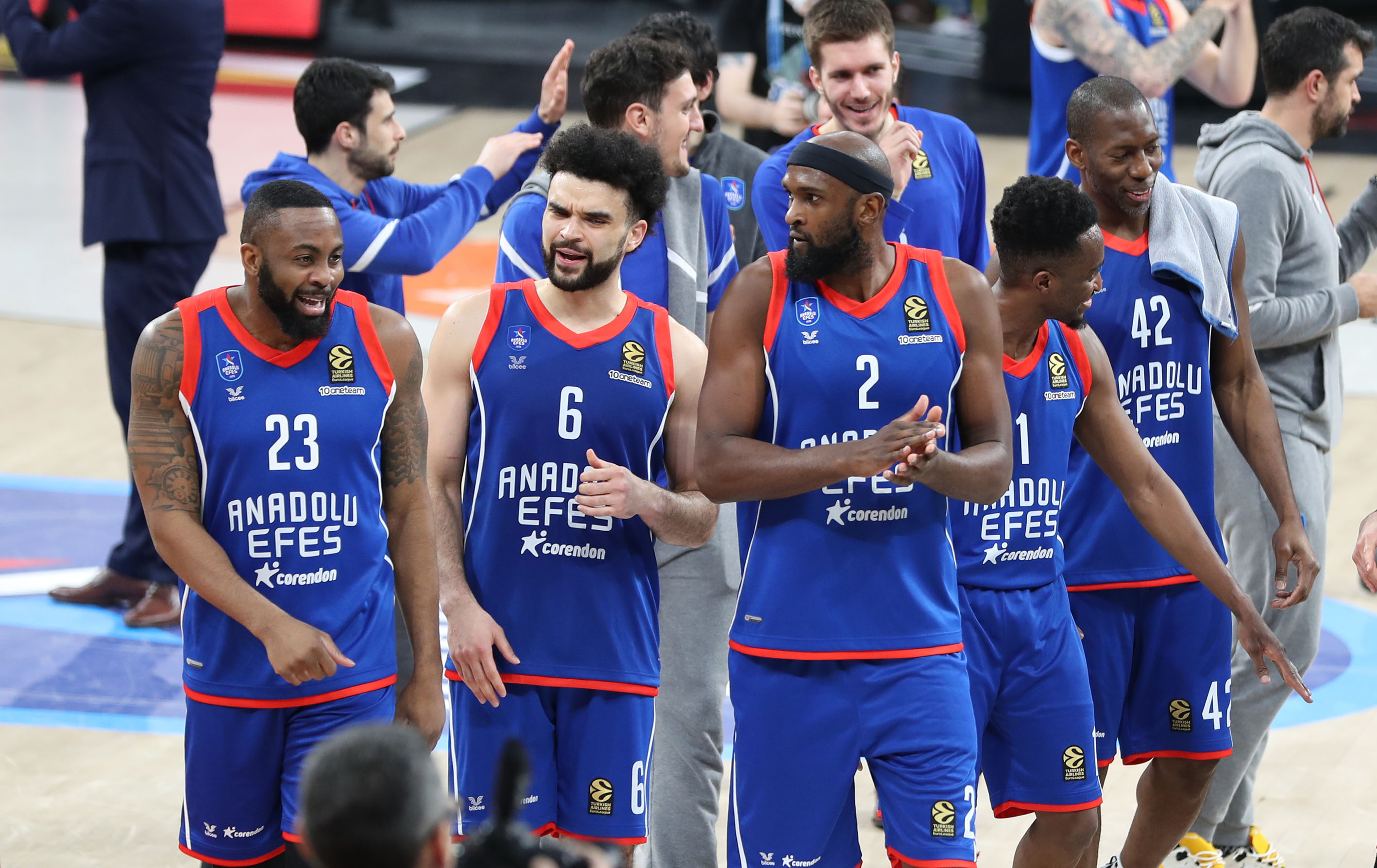 Nefesleri kesen Maçın galibi Anadolu Efes  84-79