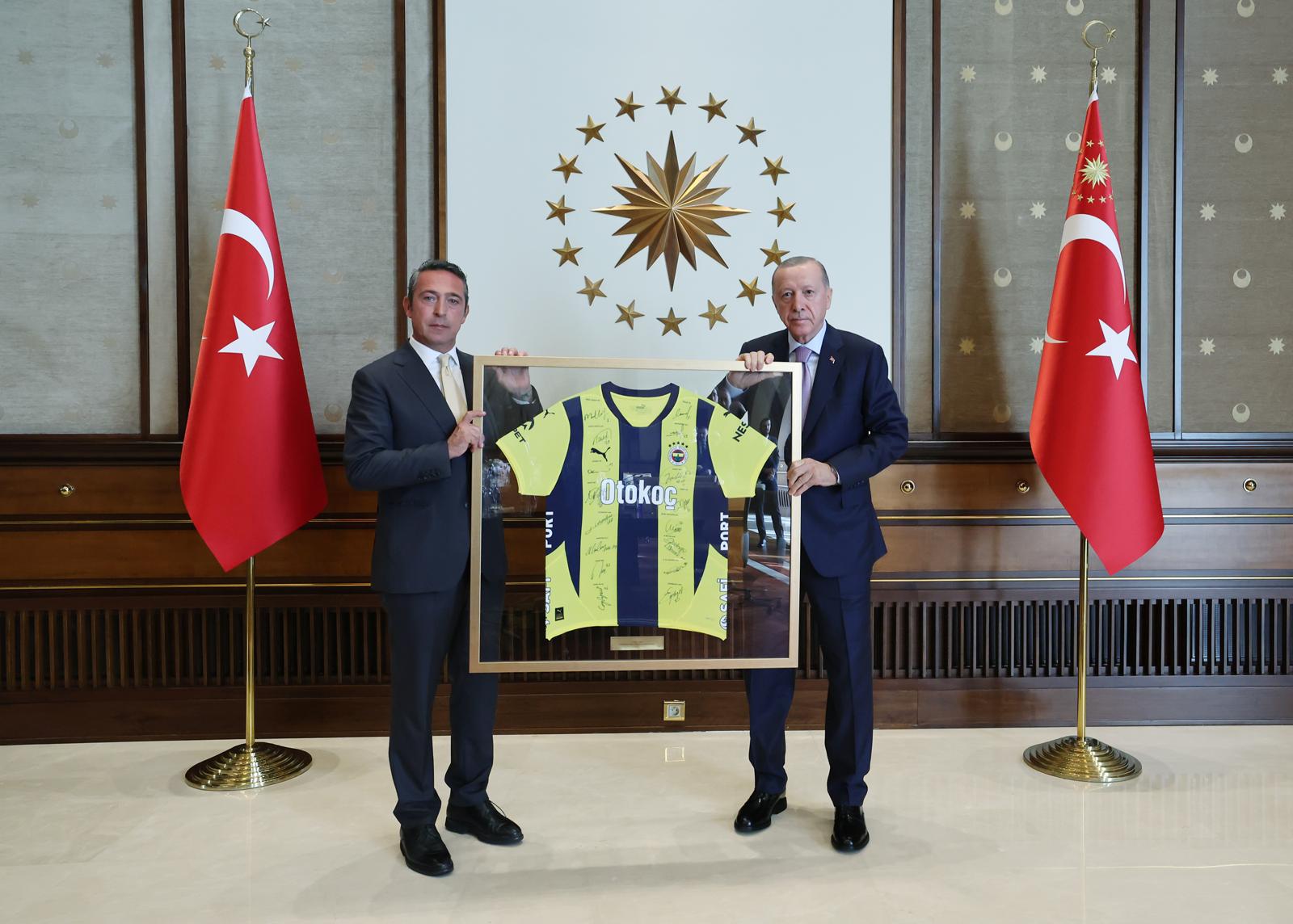 Fenerbahçe Yönetemi Cuhurbaşkanı Erdoğan’ı ziyaret etti.