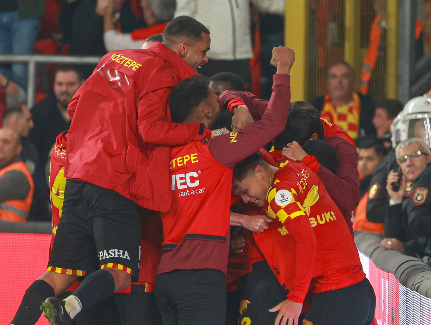 Göztepe gülen taraf oldu. 2-1