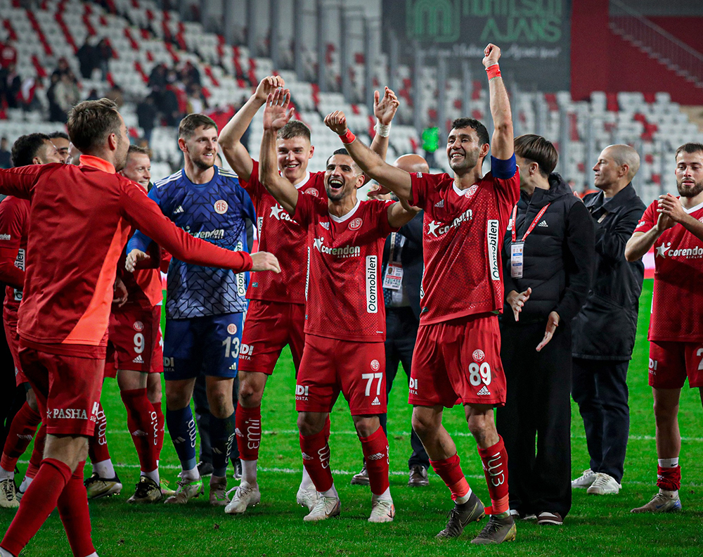 Antalya iç sahada seriye bağladı. 2-0