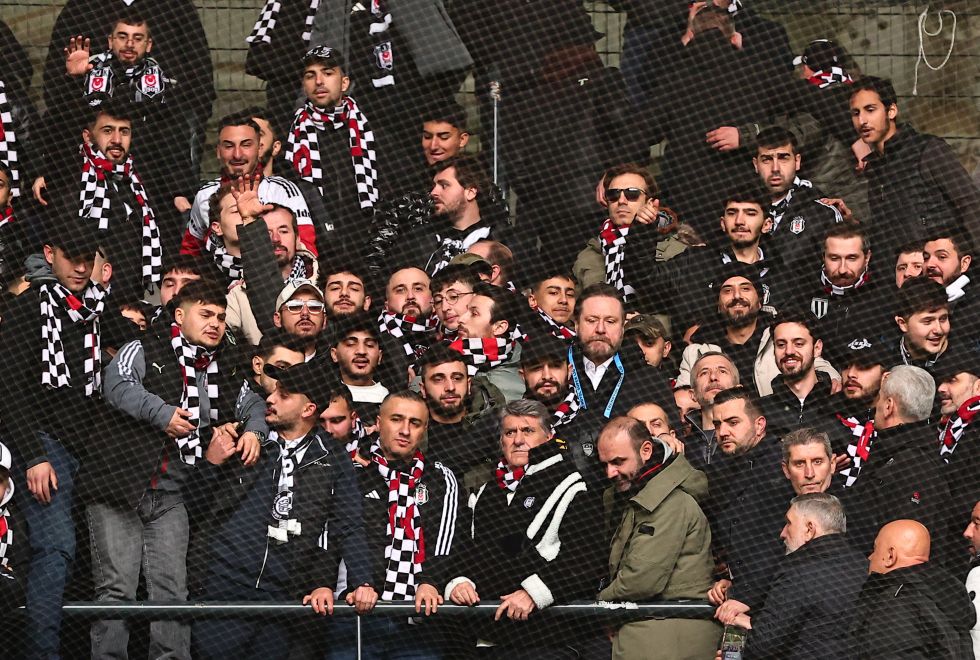 Adalı maçı Taraftarla beraber seyretti